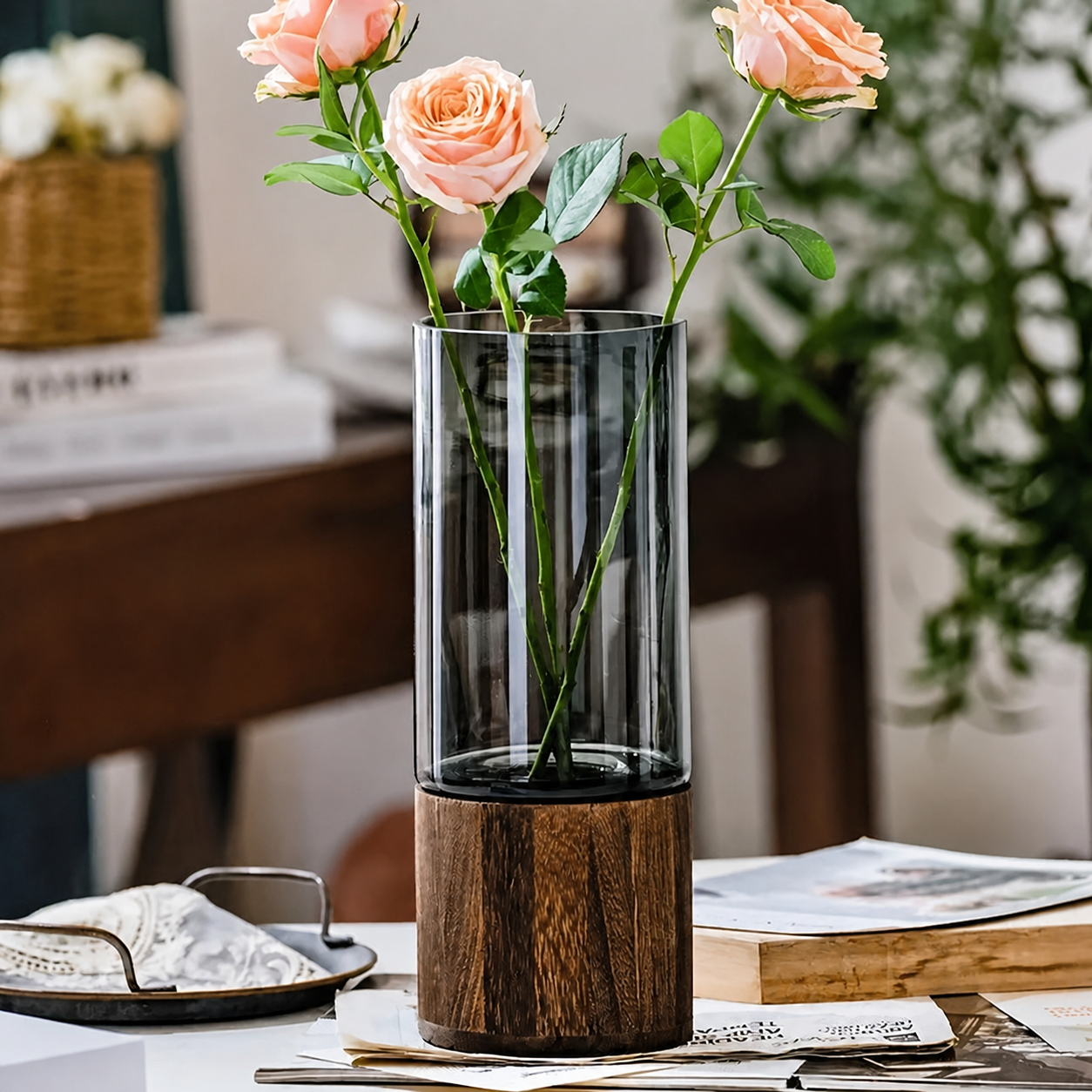 Jarrón Mizu con rosas sobre base de madera