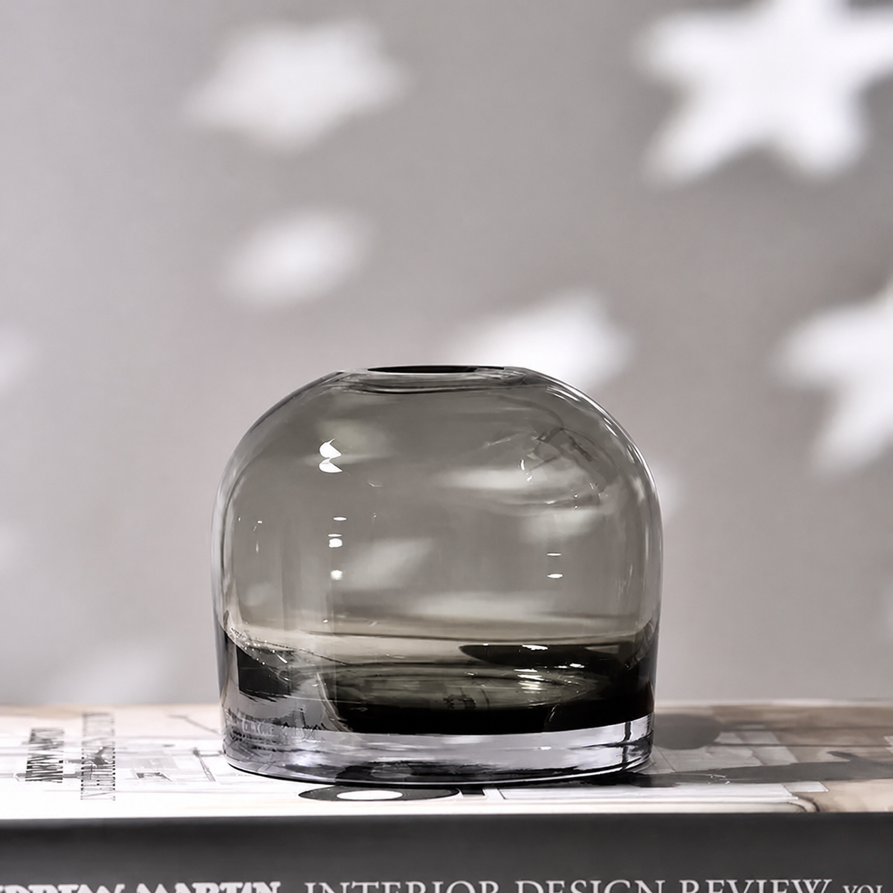 Jarrón Hikari redondeado de cristal gris ahumado