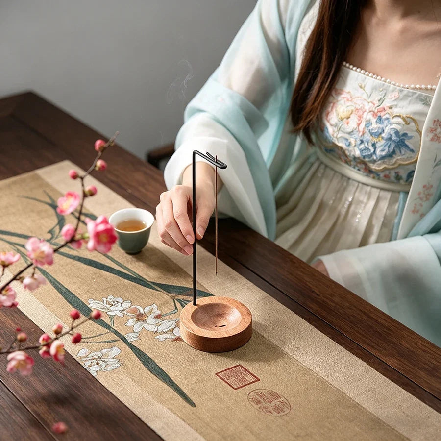 Portaincienso de madera sobre mesa de té