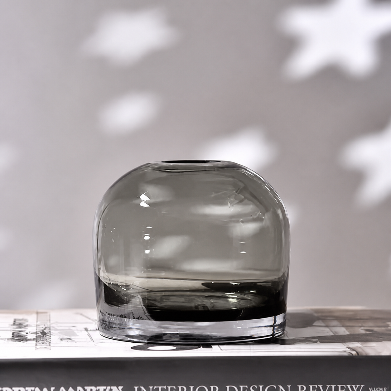 Jarrón Hikari mediano de cristal gris ahumado