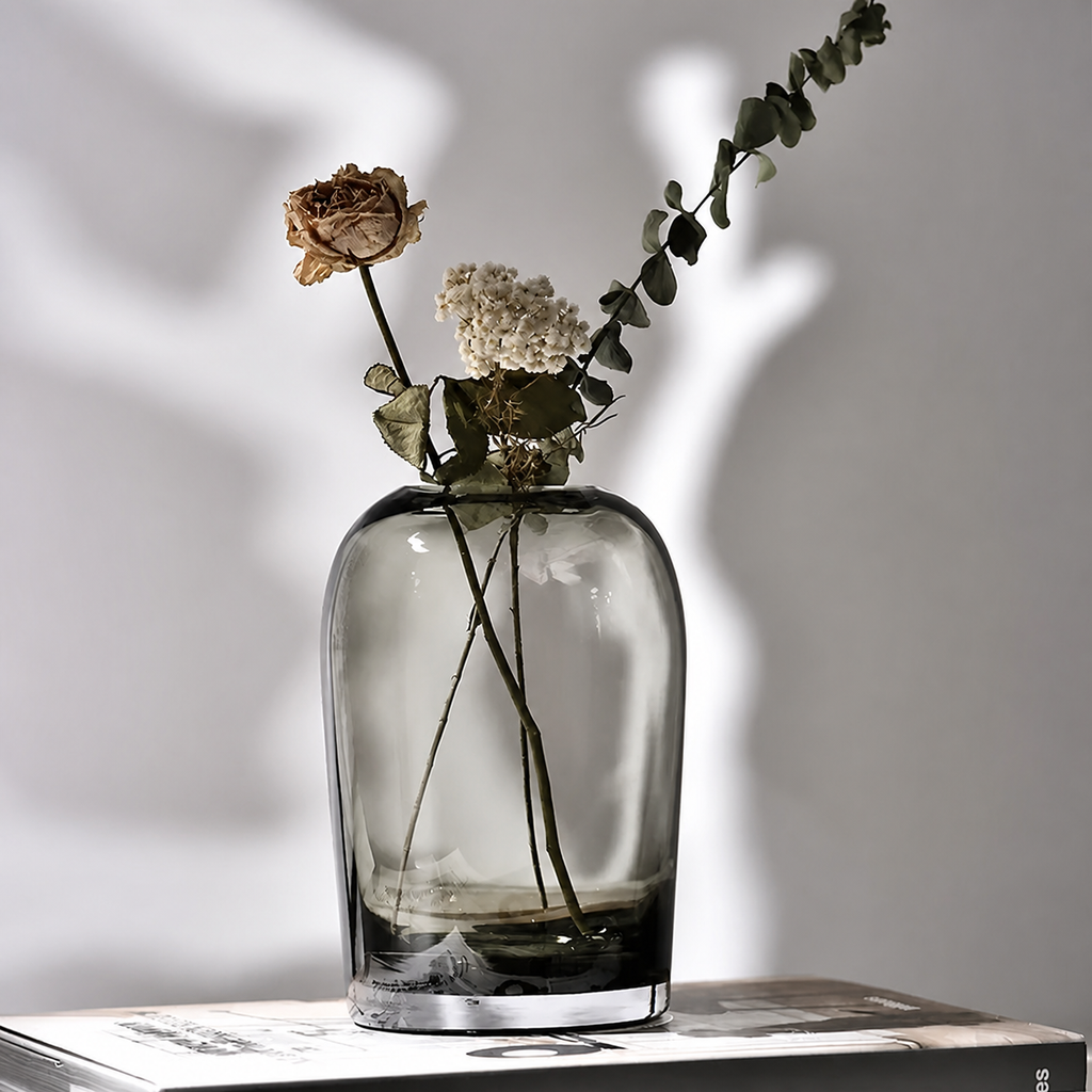 Jarrón Hikari alto de cristal gris ahumado con flores secas