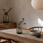 Jarrones Hikari gris ahumado en un comedor Japandi