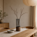 Jarrón Mizu como centro de mesa en un comedor Japandi