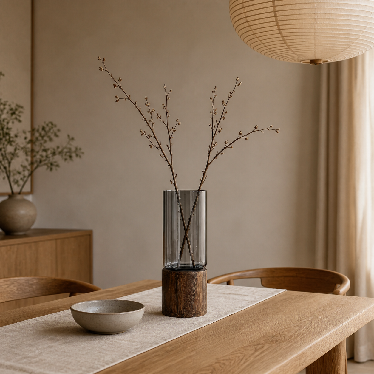 Jarrón Mizu como centro de mesa en un comedor Japandi