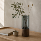 Composición Japandi del Jarrón Mizu con ramas, libro y taza de cerámica