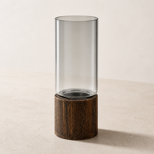 Jarrón Mizu de cristal ahumado y base de madera sobre fondo de estudio