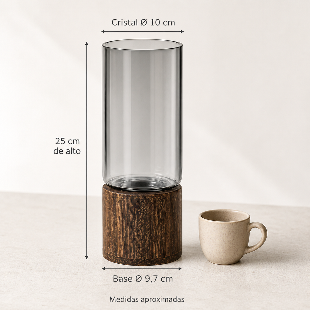 Medidas del Jarrón Mizu con comparación junto a una taza
