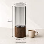 Medidas del Jarrón Mizu con comparación junto a una taza